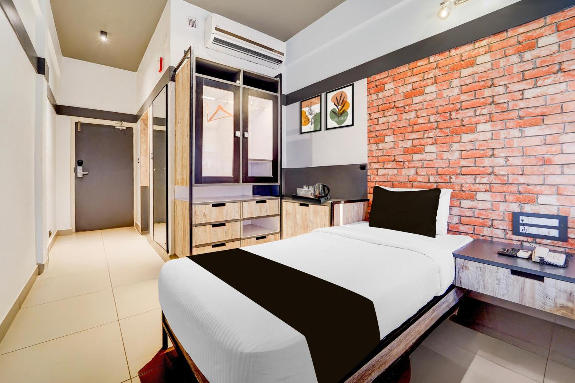 Super Townhouse Oak Mangalore Exteriör bild