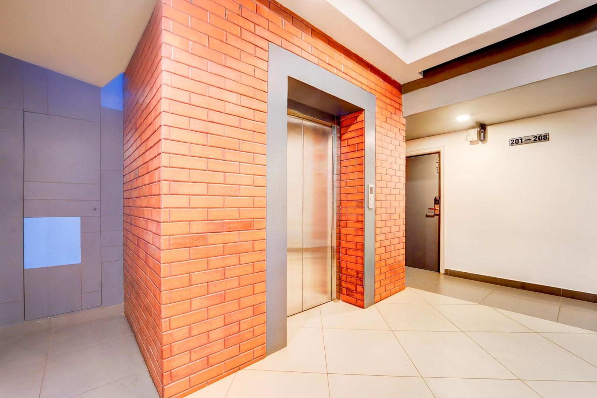 Super Townhouse Oak Mangalore Exteriör bild