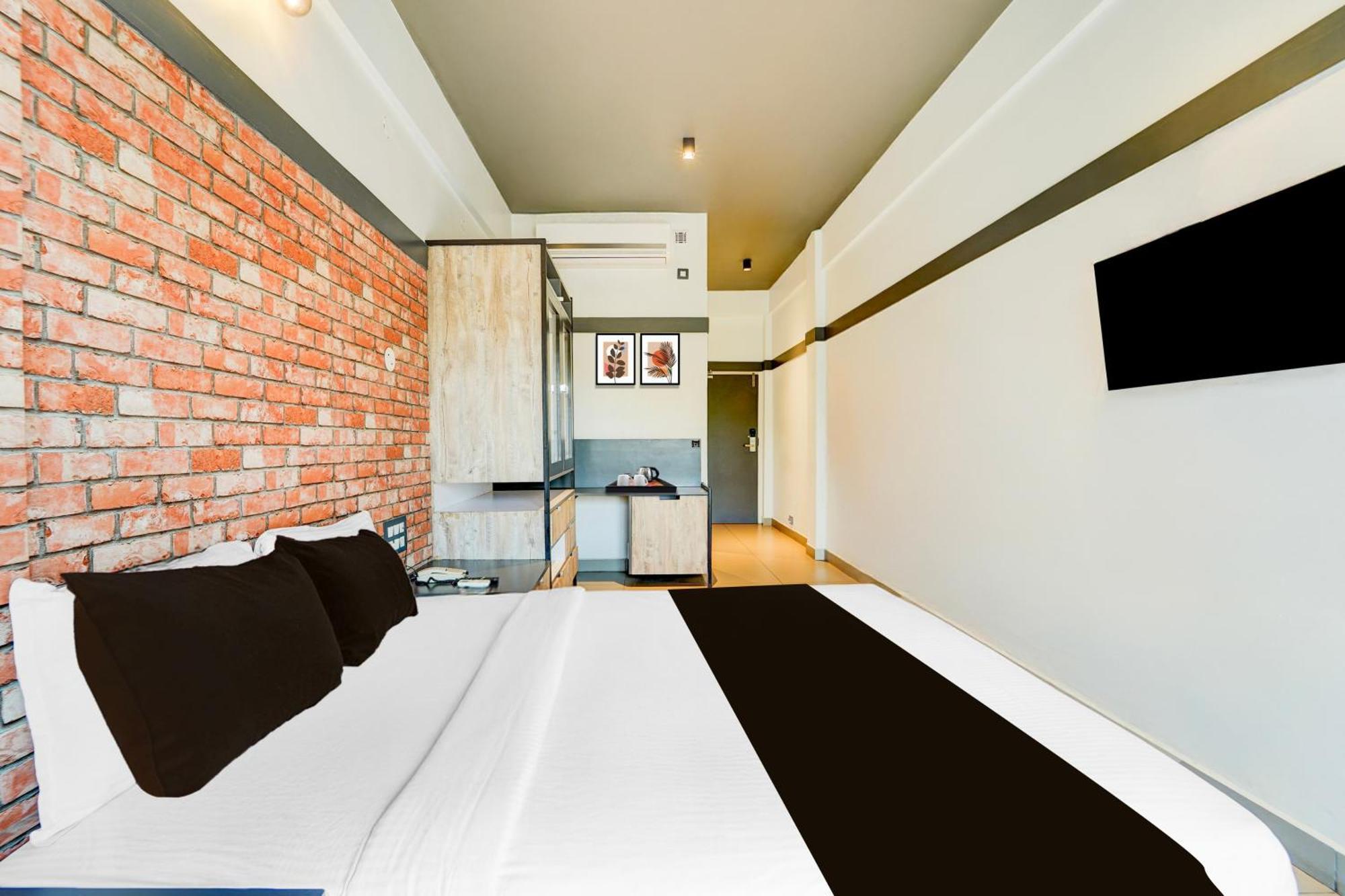 Super Townhouse Oak Mangalore Exteriör bild