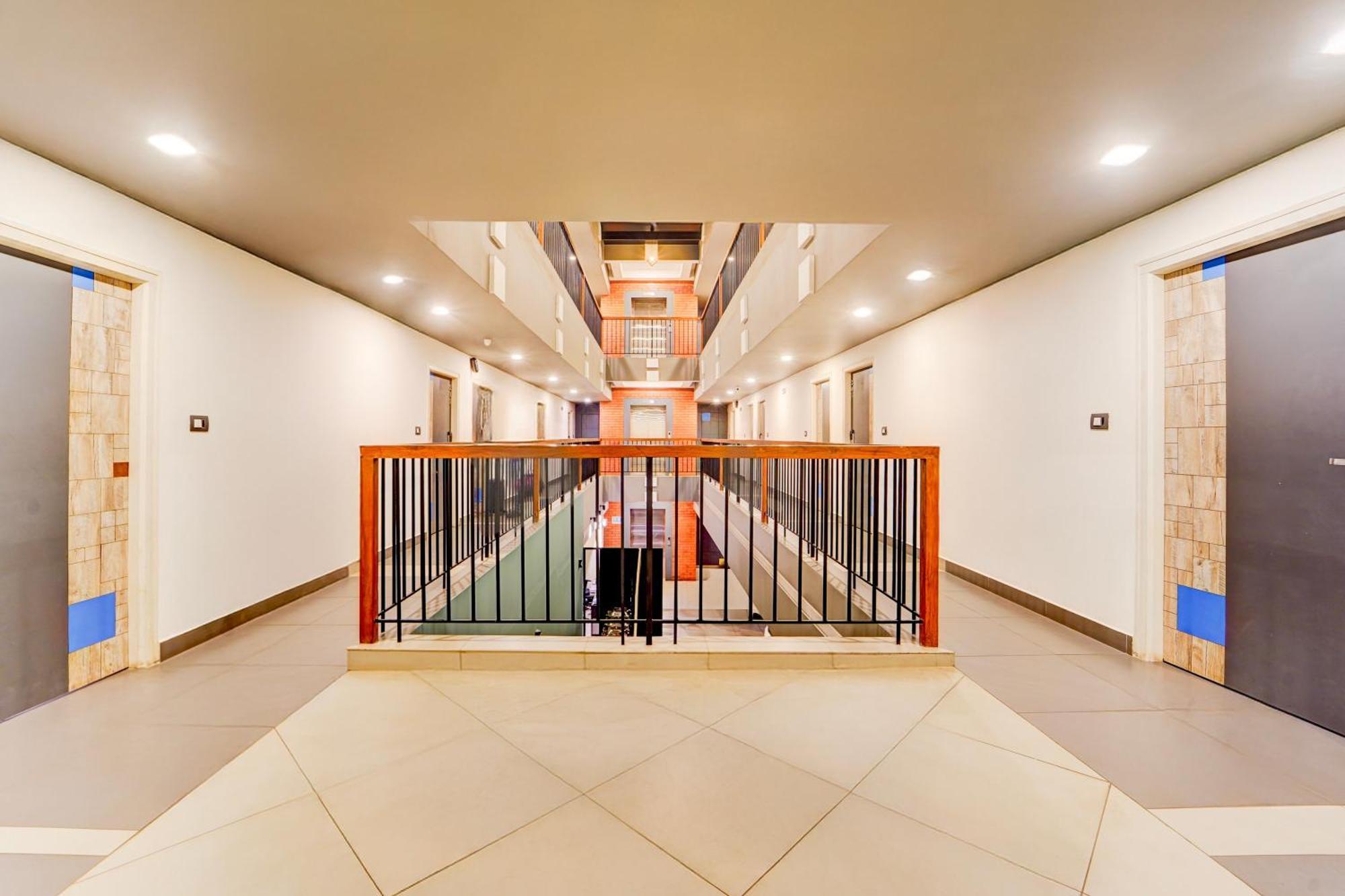 Super Townhouse Oak Mangalore Exteriör bild
