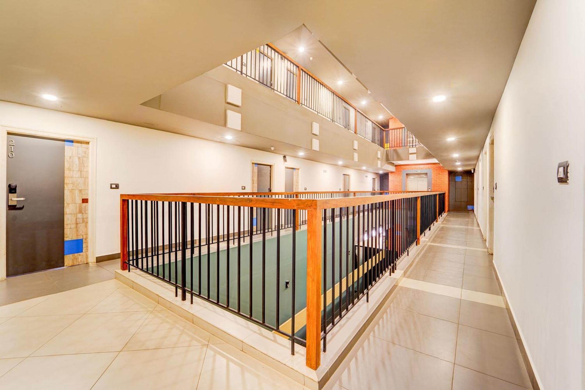 Super Townhouse Oak Mangalore Exteriör bild