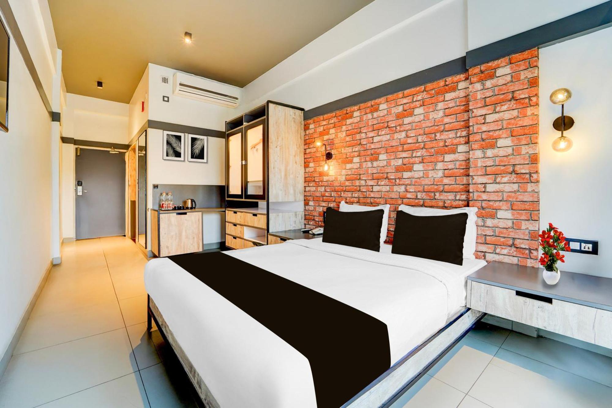 Super Townhouse Oak Mangalore Exteriör bild
