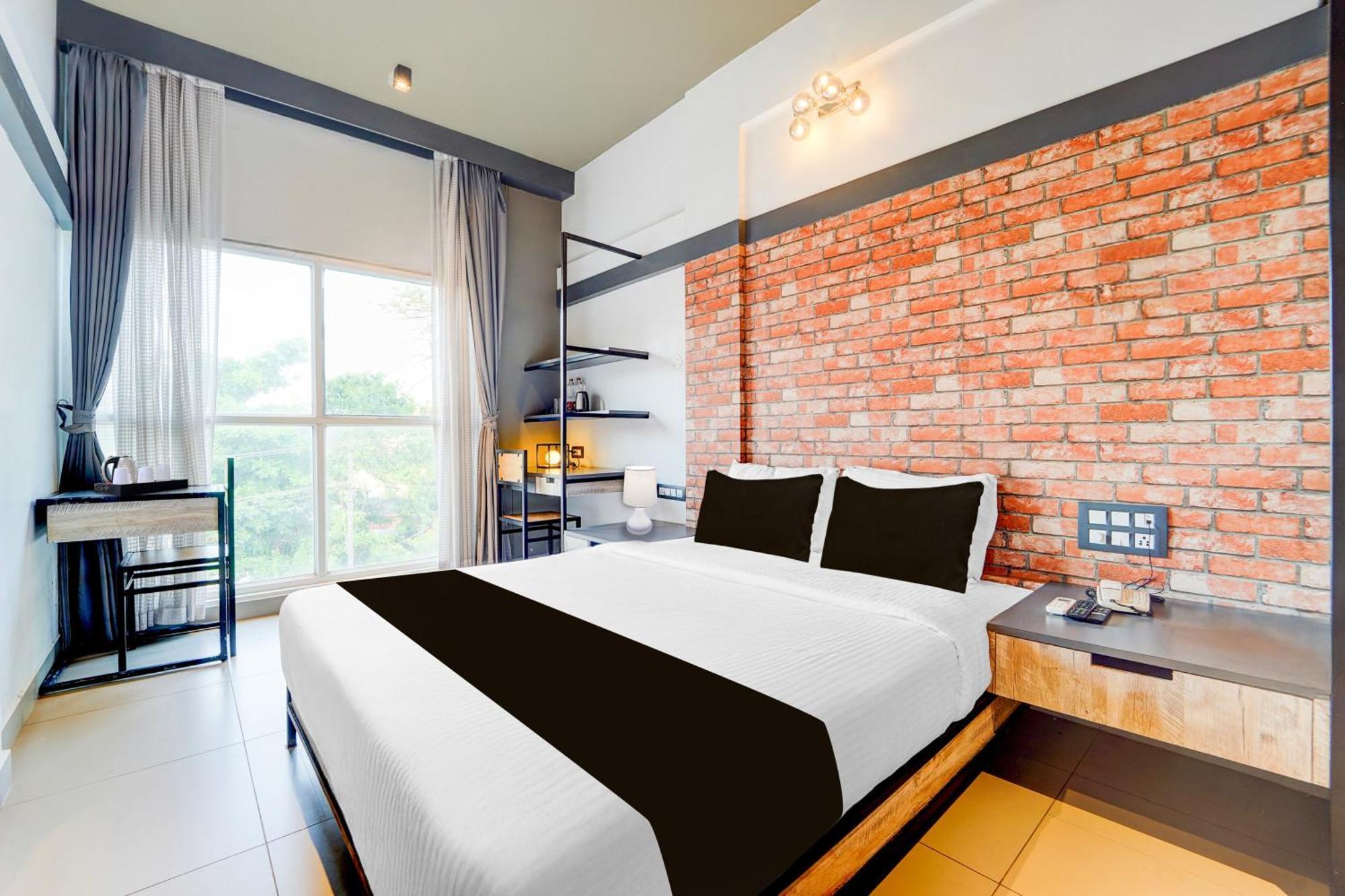 Super Townhouse Oak Mangalore Exteriör bild